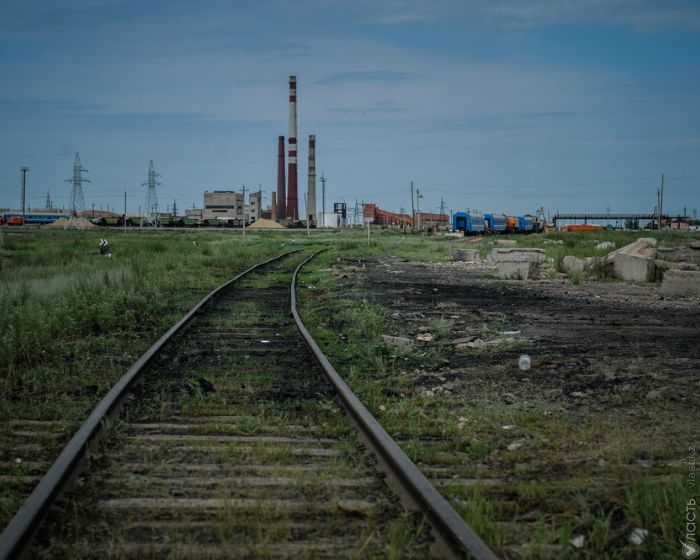 Тринадцать вагонов грузового поезда сошли с рельсов на юге Казахстана